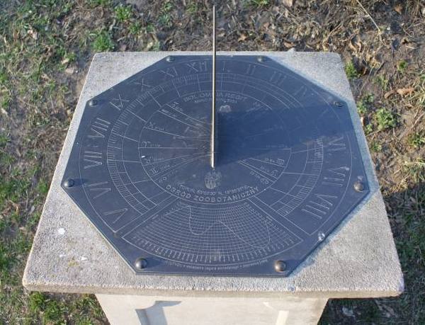Zegar słoneczny ogród botaniczny Toruń